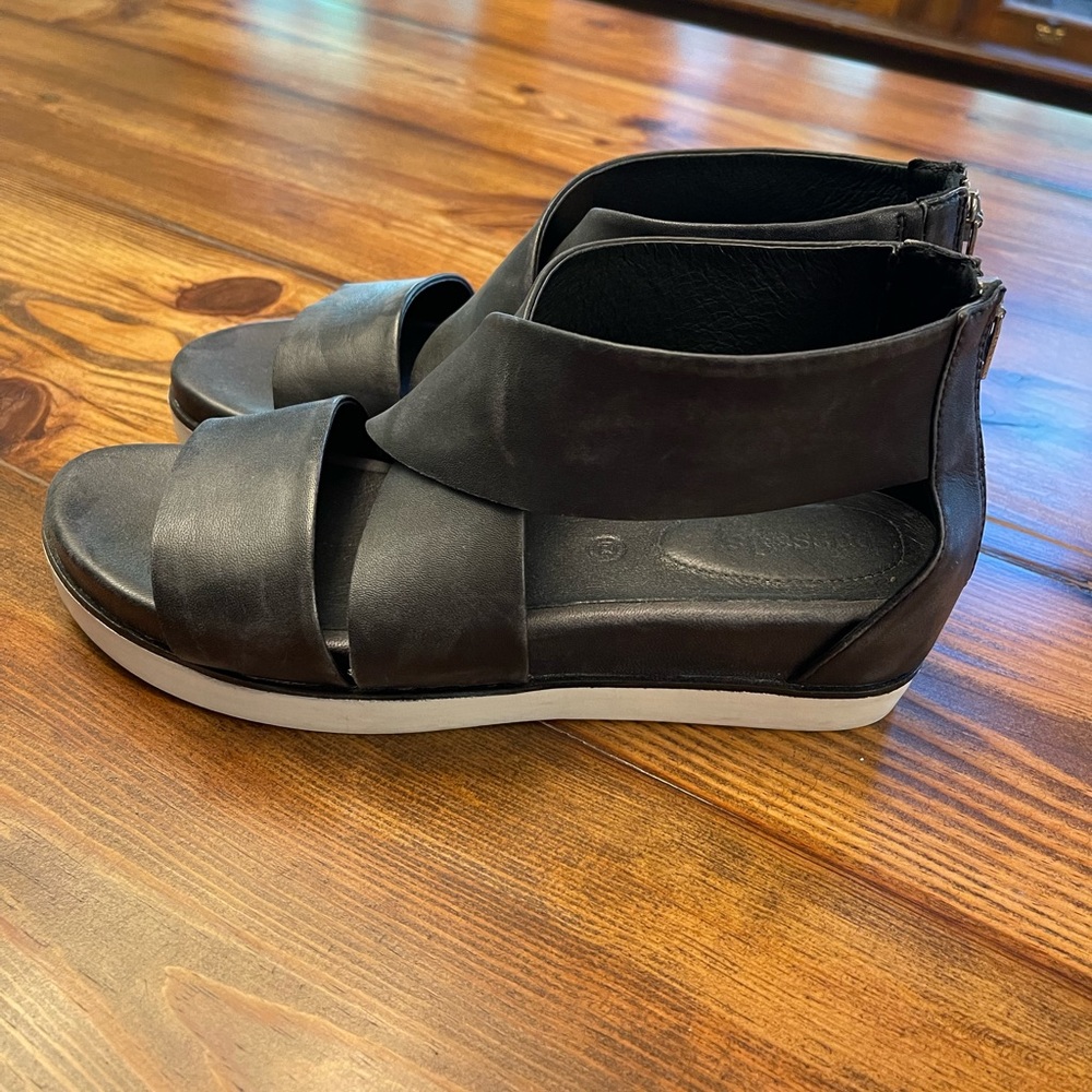 Bussola Pauline Wedge Sandal Size 40